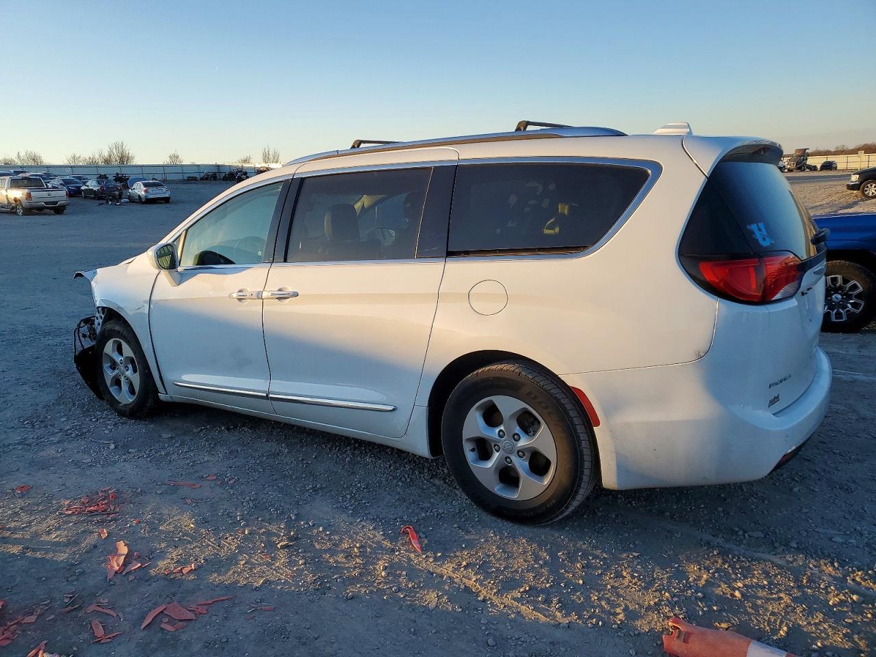 2017 Chrysler Pacifica Touring L Plus - Фото 2