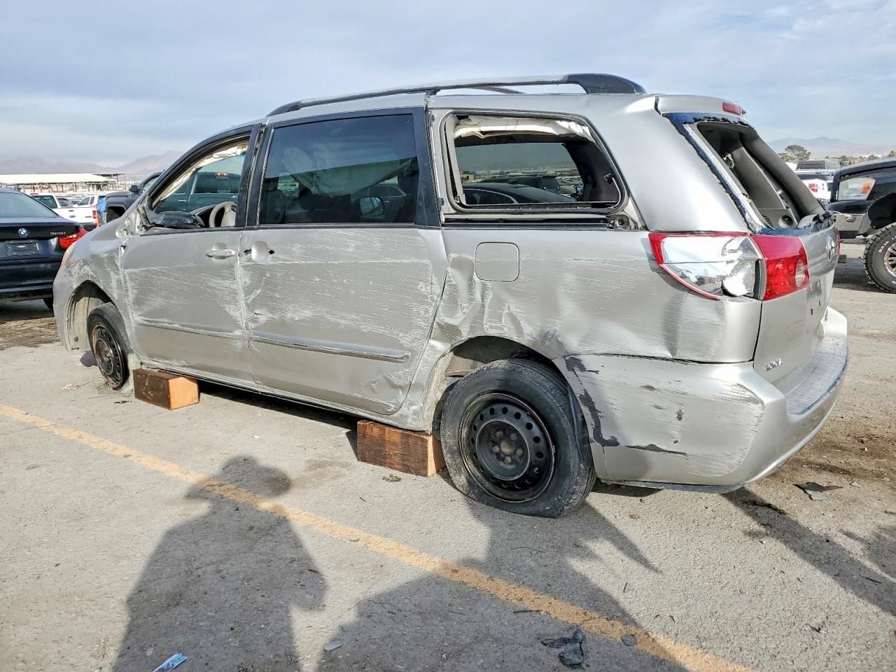 2008 Toyota Sienna Le 8-Passenger - Фото 2