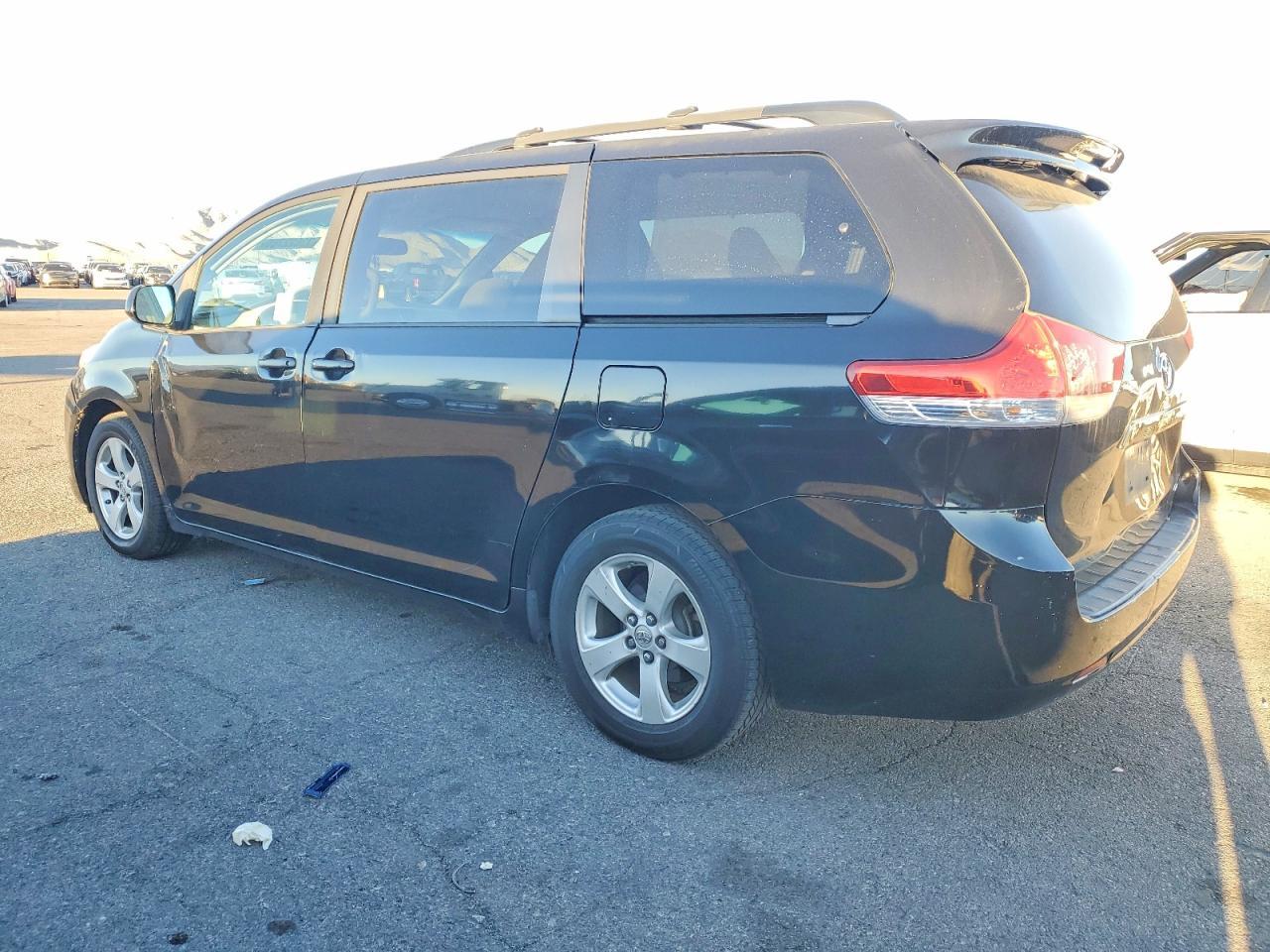 2013 Toyota Sienna Le - Image 2