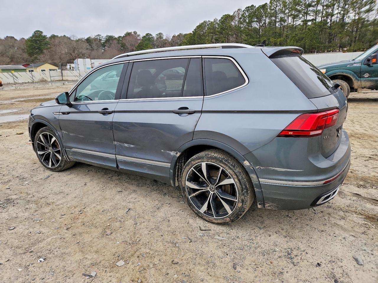 2022 Volkswagen Tiguan Sel R-Line - Image 2