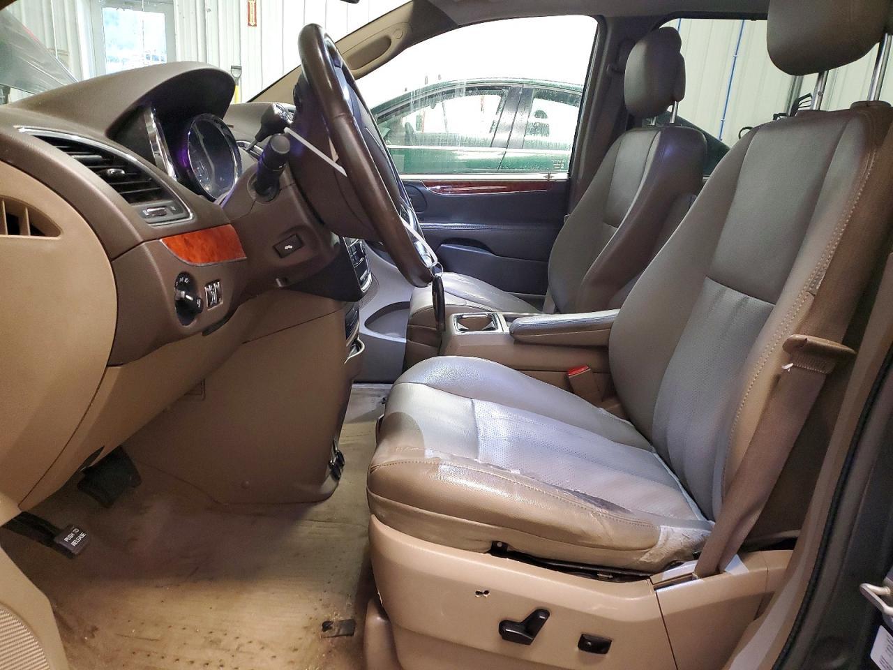 2014 Chrysler Town & Country Touring L - Image 7