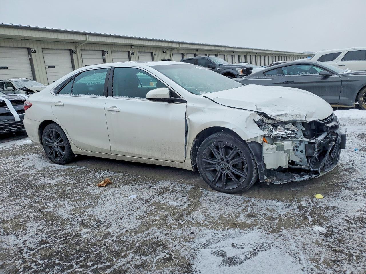 2016 Toyota Camry Le - Фото 4