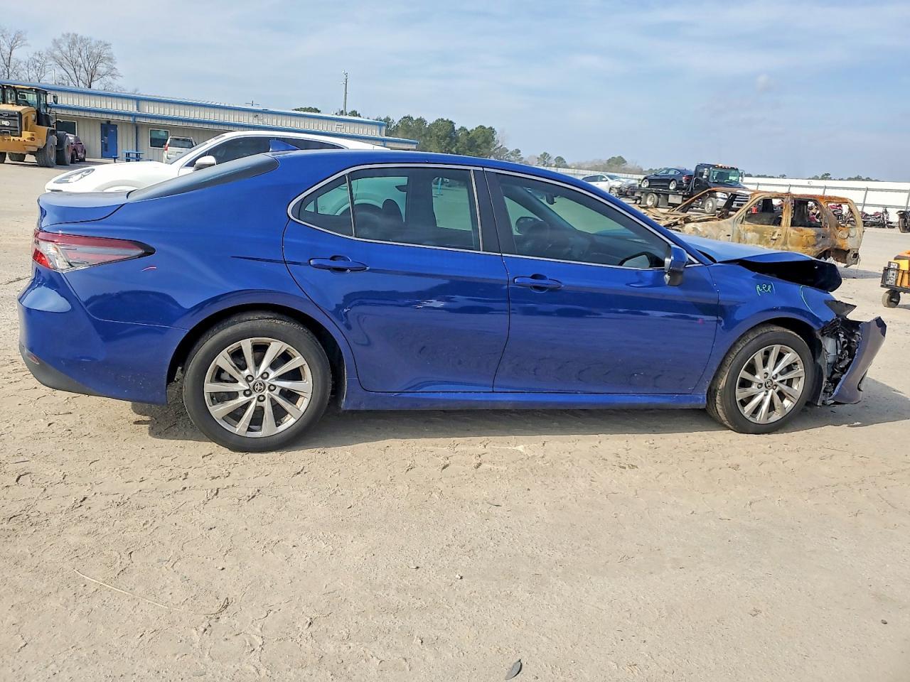 2023 Toyota Camry Le - Фото 3