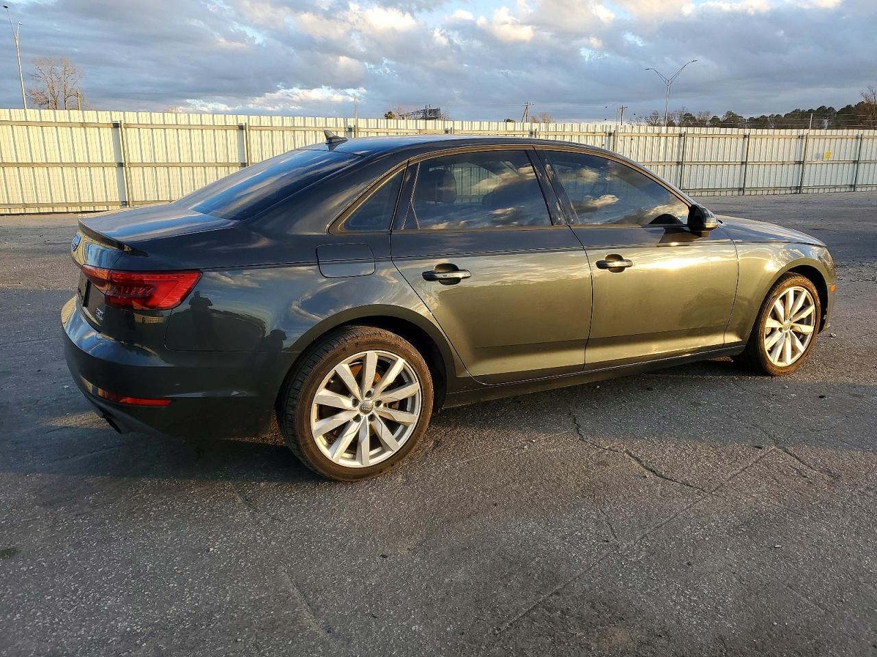 2017 Audi A4 Premium - Фото 3