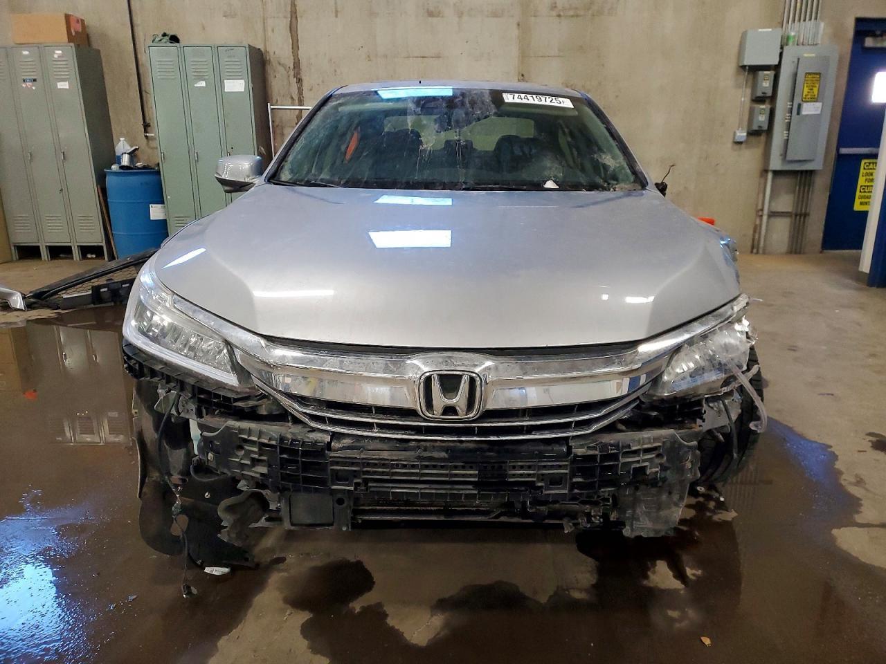 2017 Honda Accord Touring Hybrid - Image 5