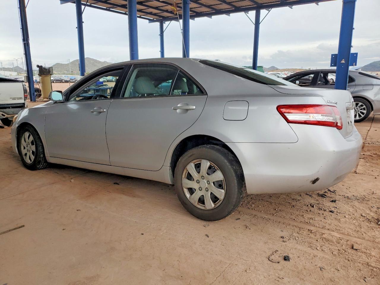 2011 Toyota Camry Base - Фото 2