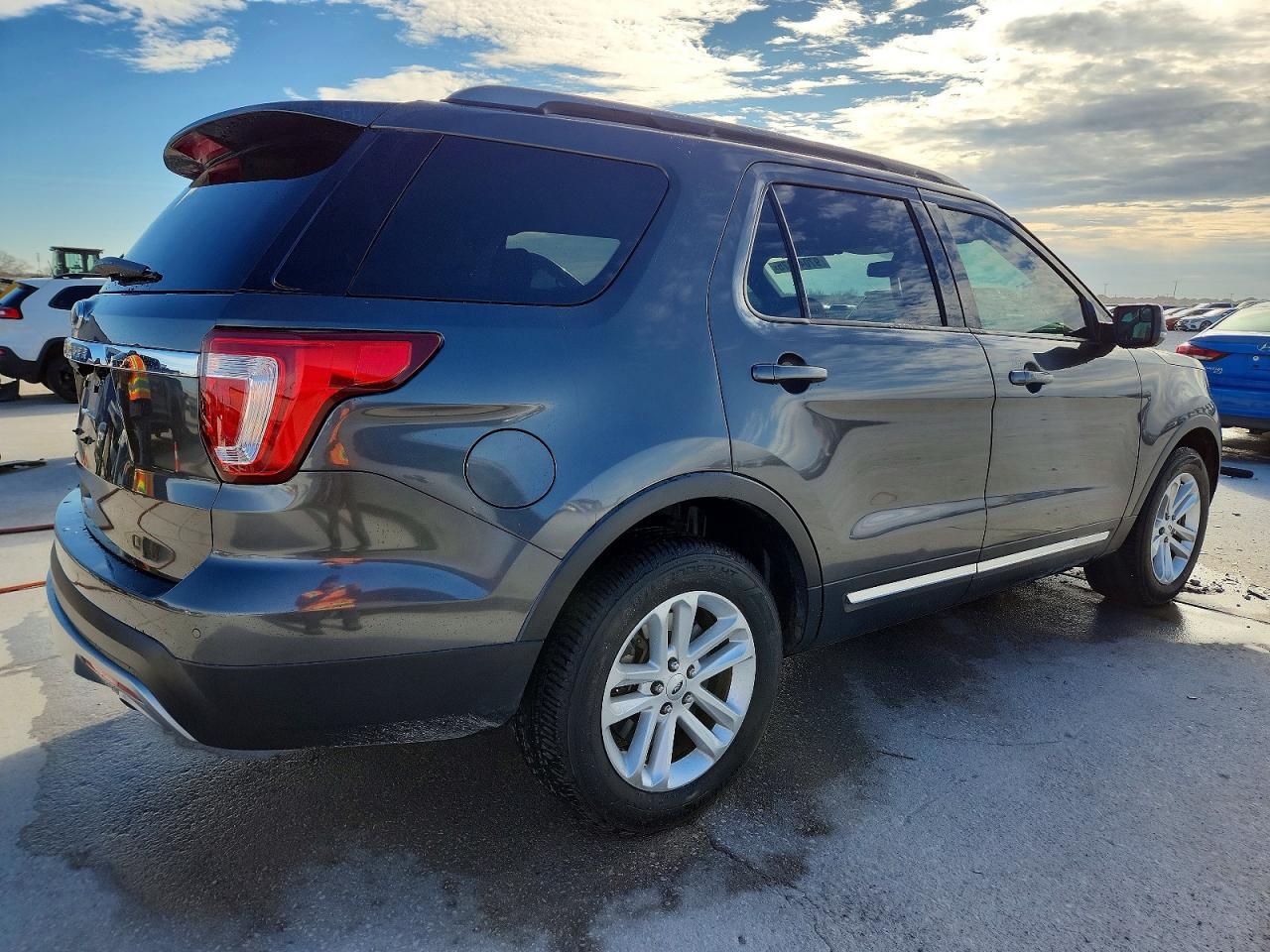 2017 Ford Explorer Xlt - Image 3