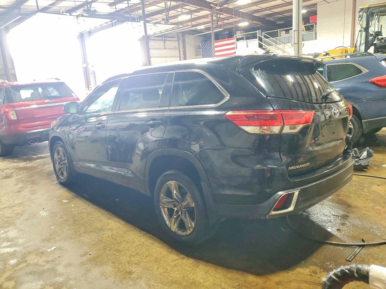 2019 Toyota Highlander Hybrid Limited Platinum - Фото 2