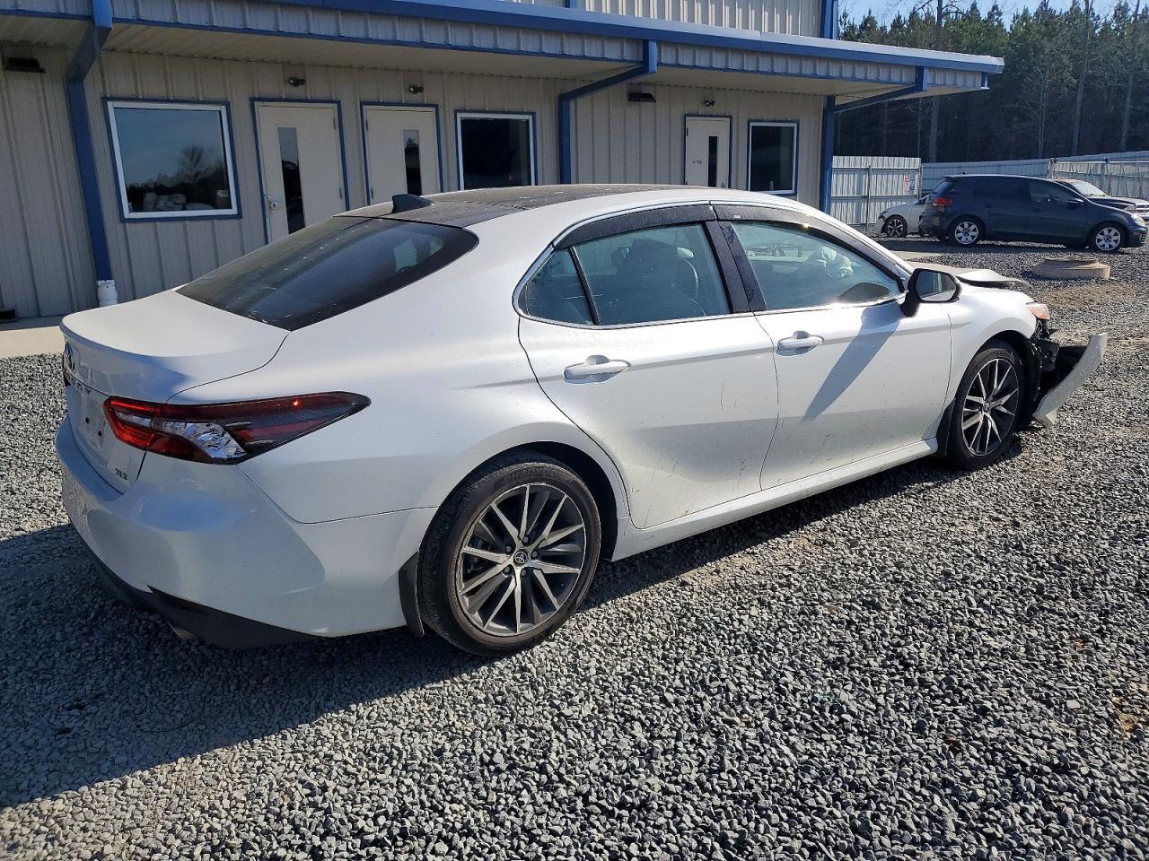 2021 Toyota Camry Xle - Image 3