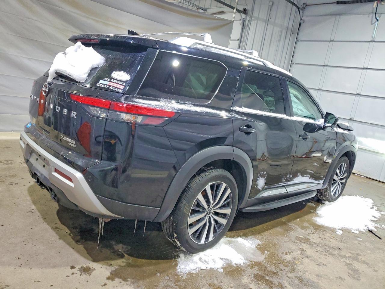2022 Nissan Pathfinder Platinum - Image 3