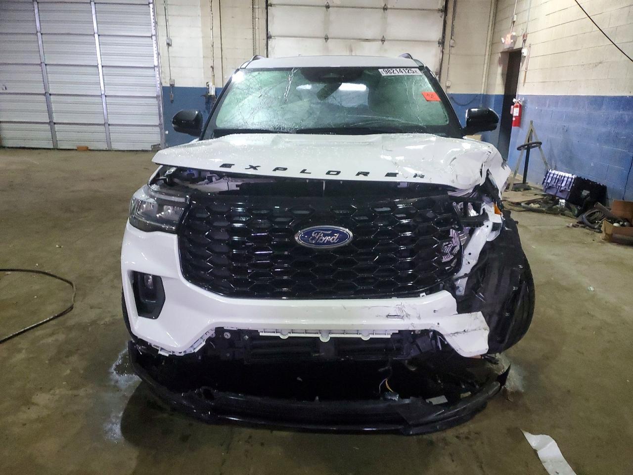 2025 Ford Explorer St-Line - Image 5