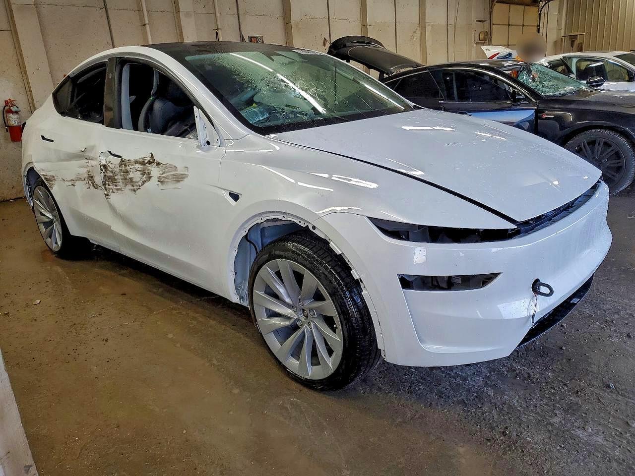 2026 Tesla Model Y - Фото 4