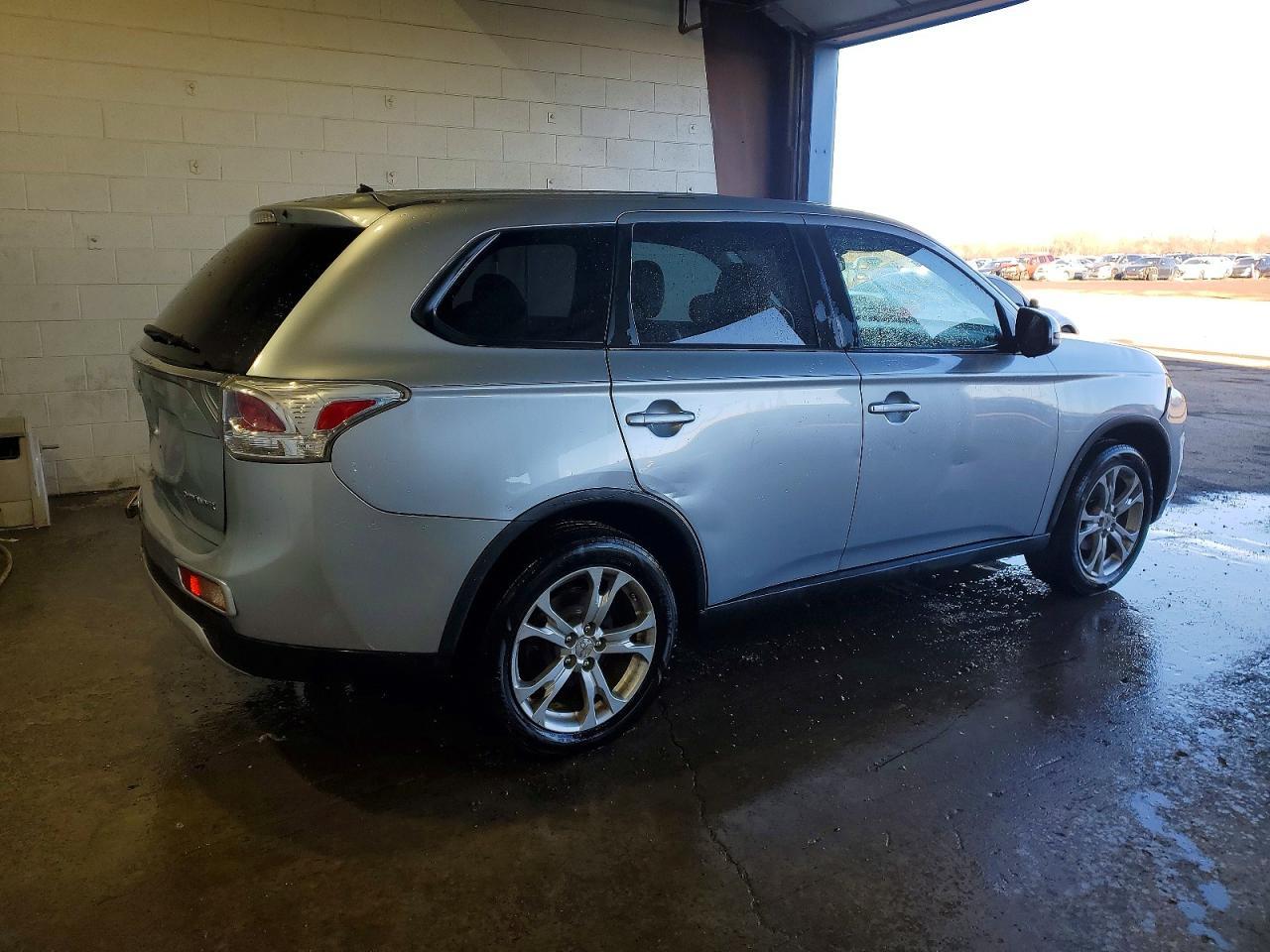 2015 Mitsubishi Outlander Se - Image 3