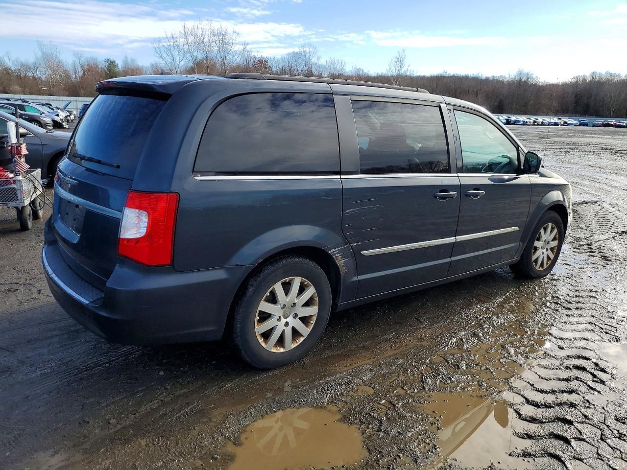 2014 Chrysler Town & Country Touring - Image 3