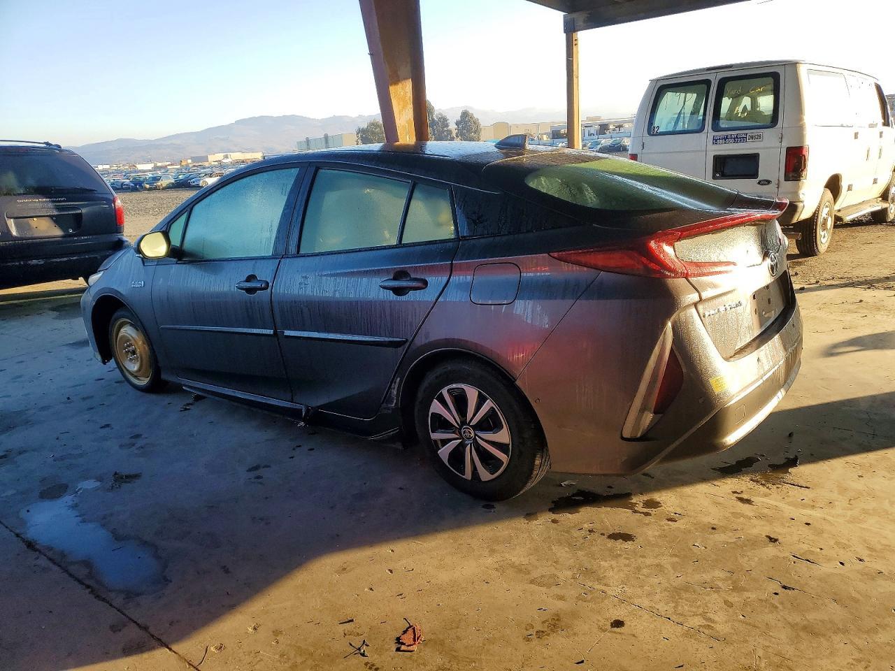 2022 Toyota Prius Prime Le - Фото 2