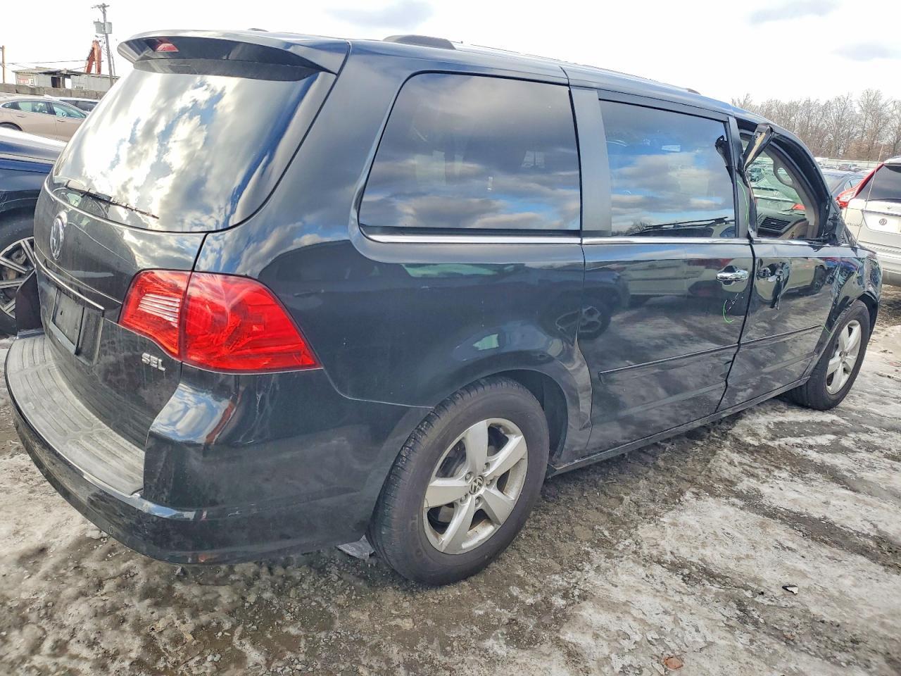 2012 Volkswagen Routan Sel Premium - Image 3