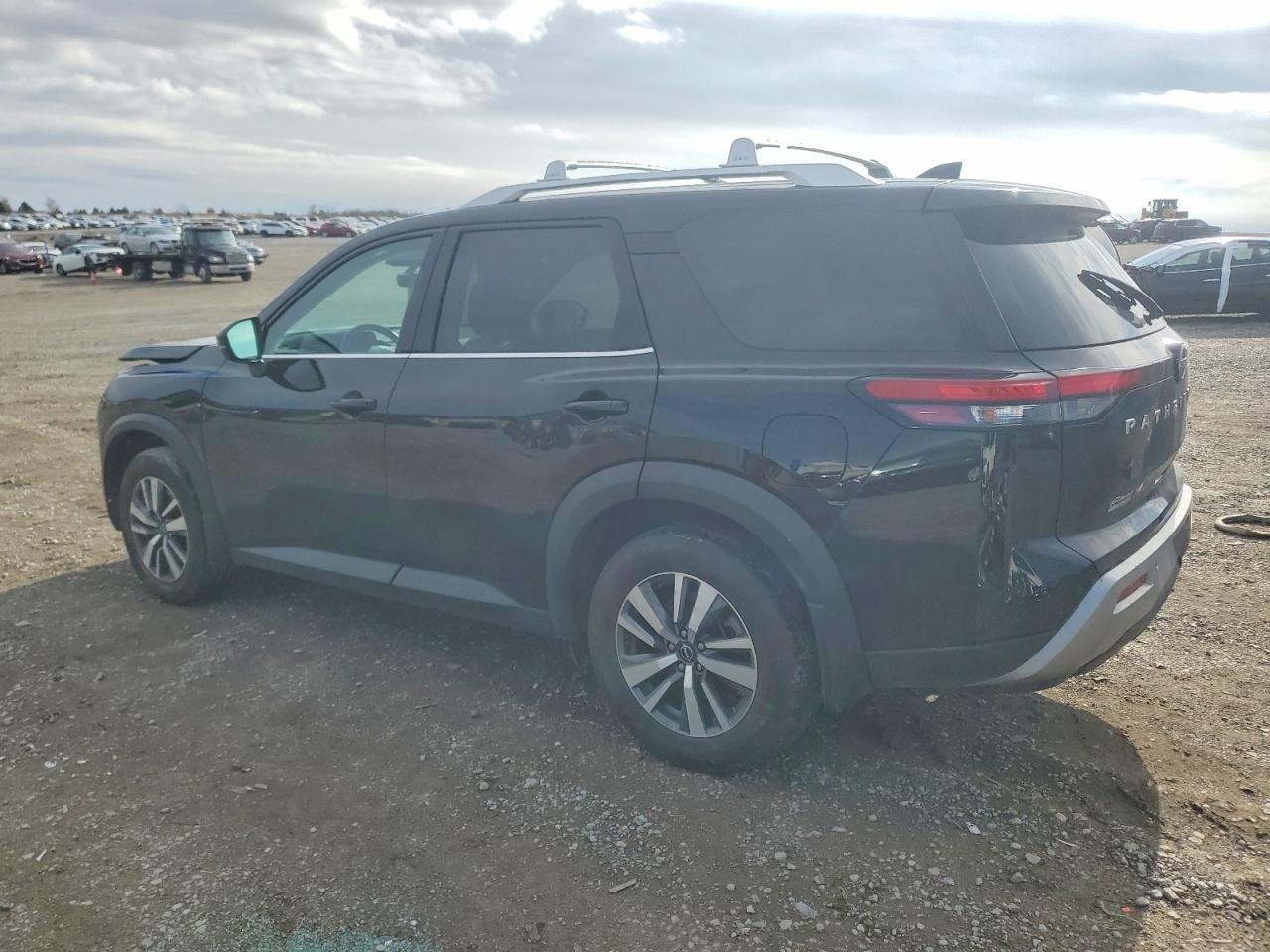 2024 Nissan Pathfinder Sl - Image 2