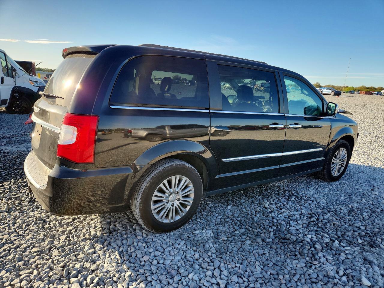 2016 Chrysler Town & Country Touring L - Фото 3