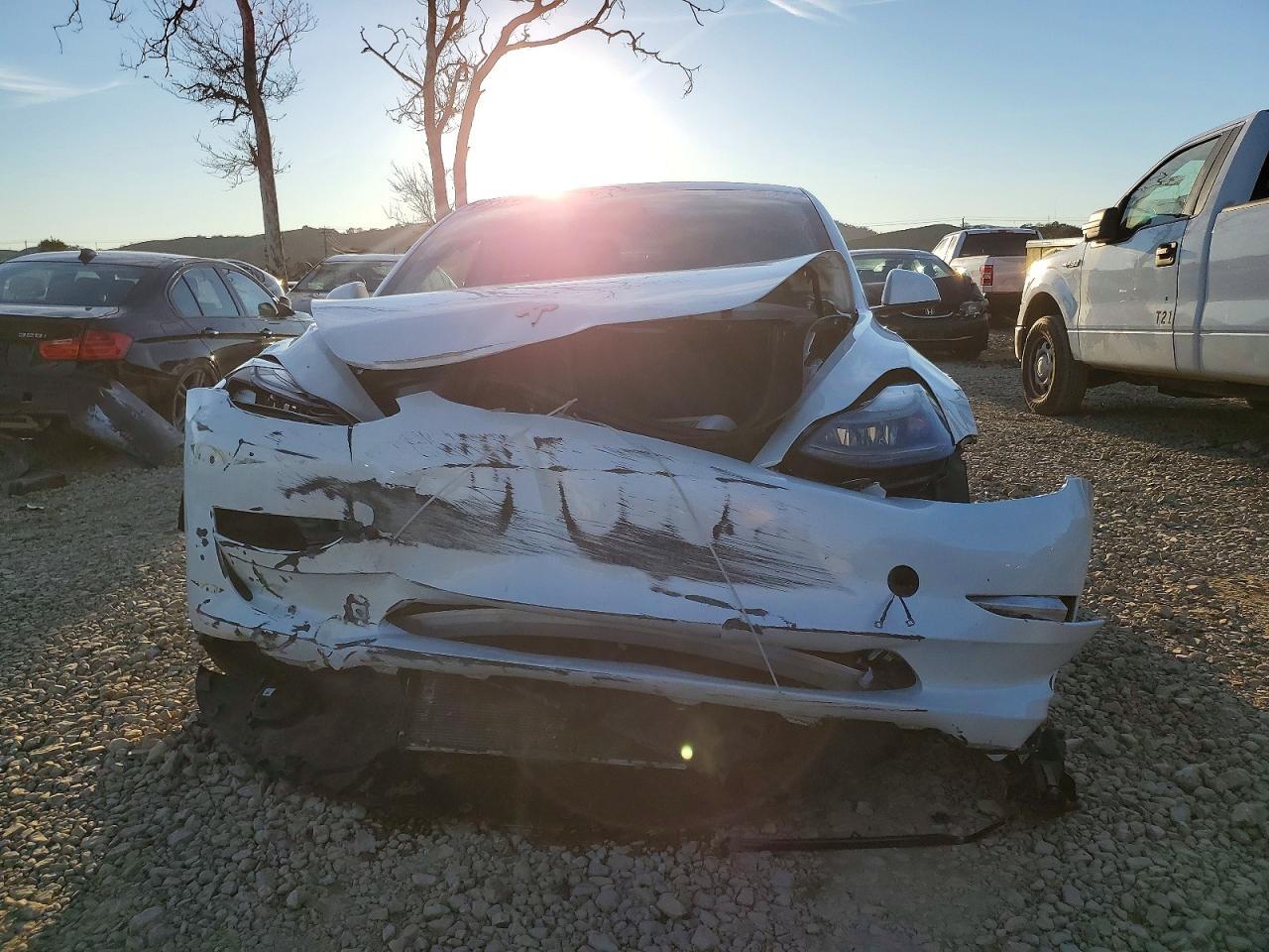 2023 Tesla Model 3 - Фото 5