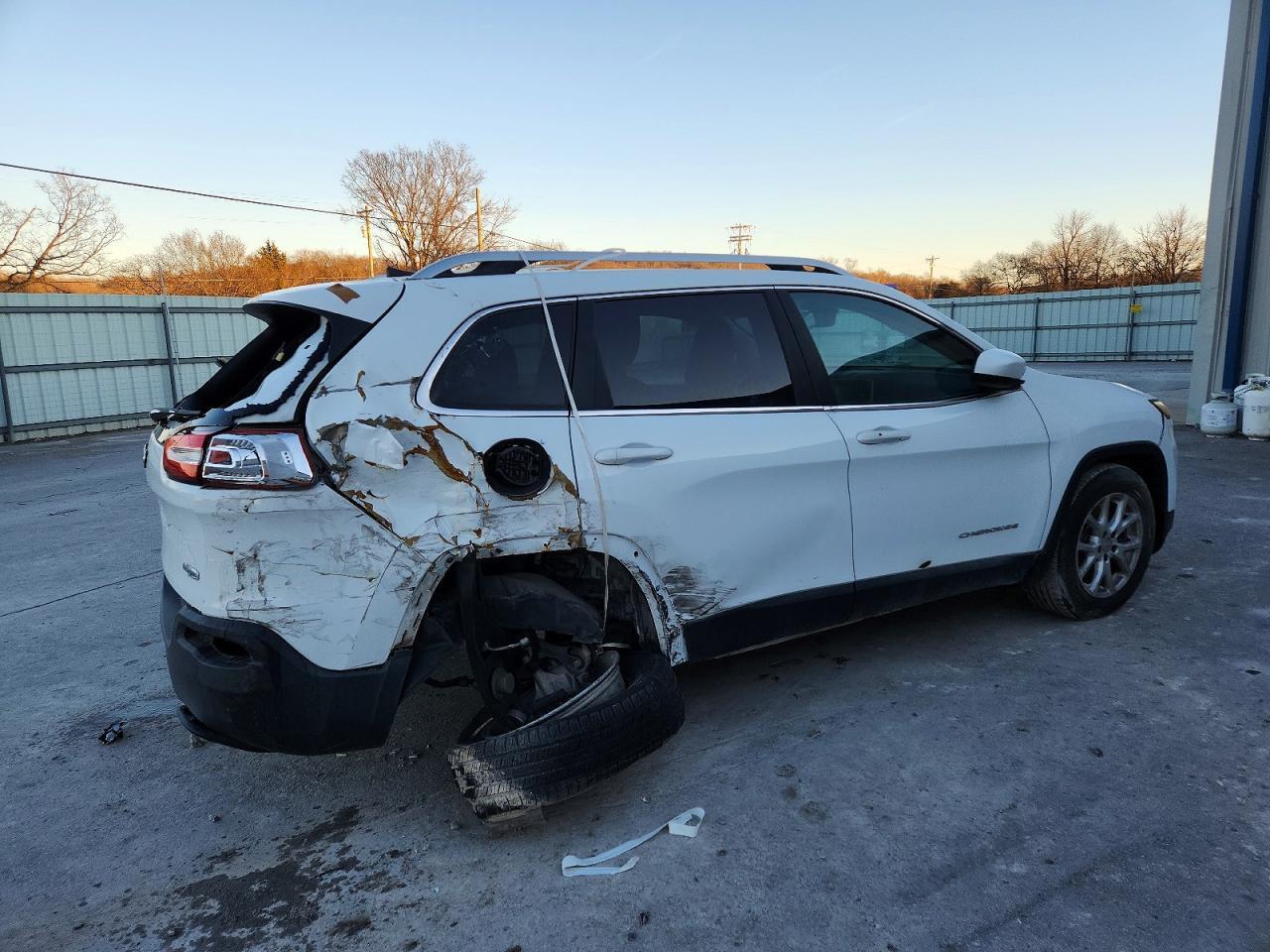 2016 Jeep Cherokee Latitude - Image 3