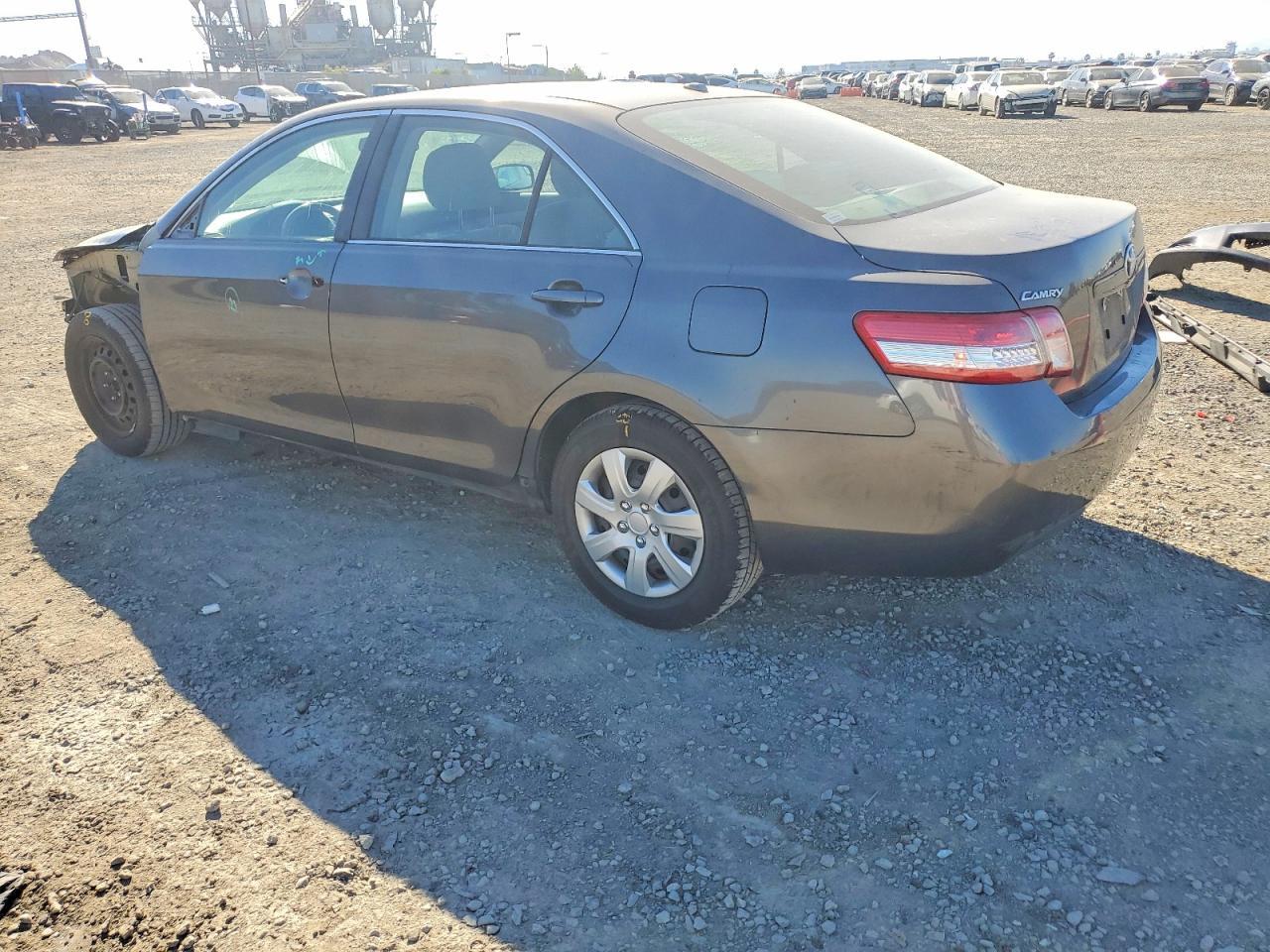 2010 Toyota Camry Base - Фото 2
