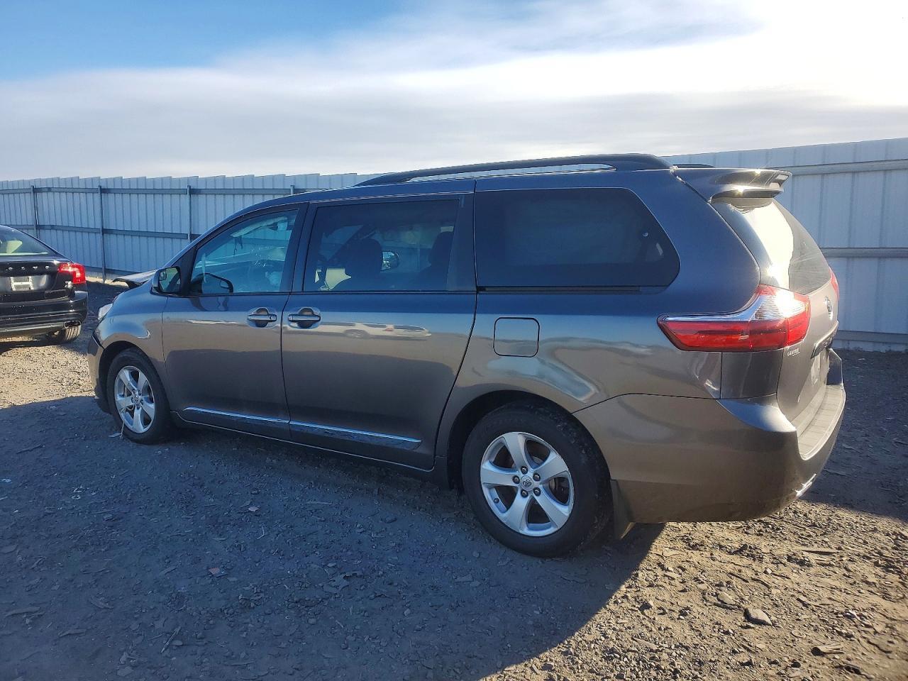 2017 Toyota Sienna Le - Фото 2