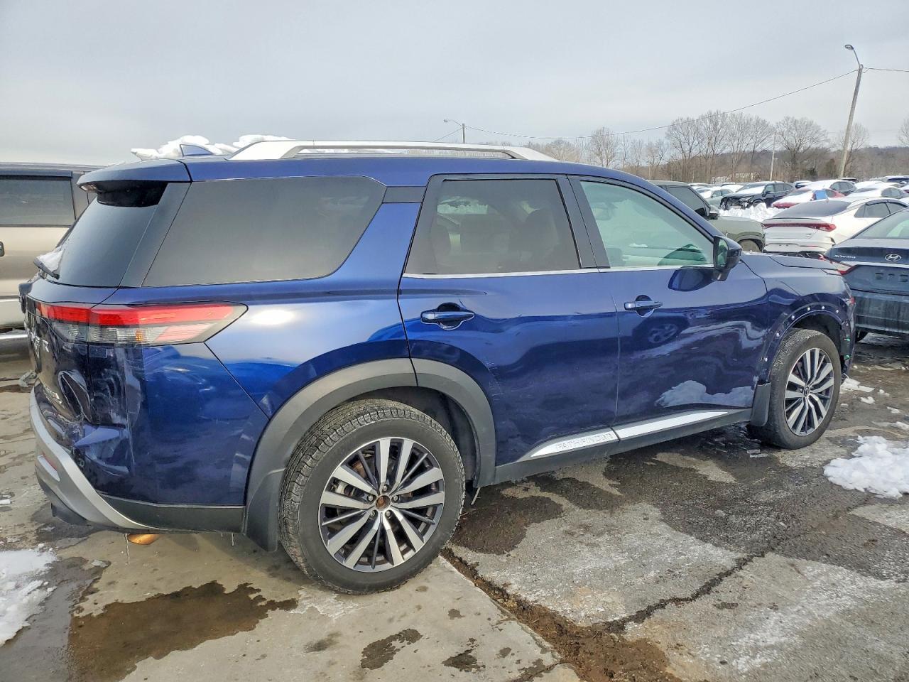 2022 Nissan Pathfinder Platinum - Image 3
