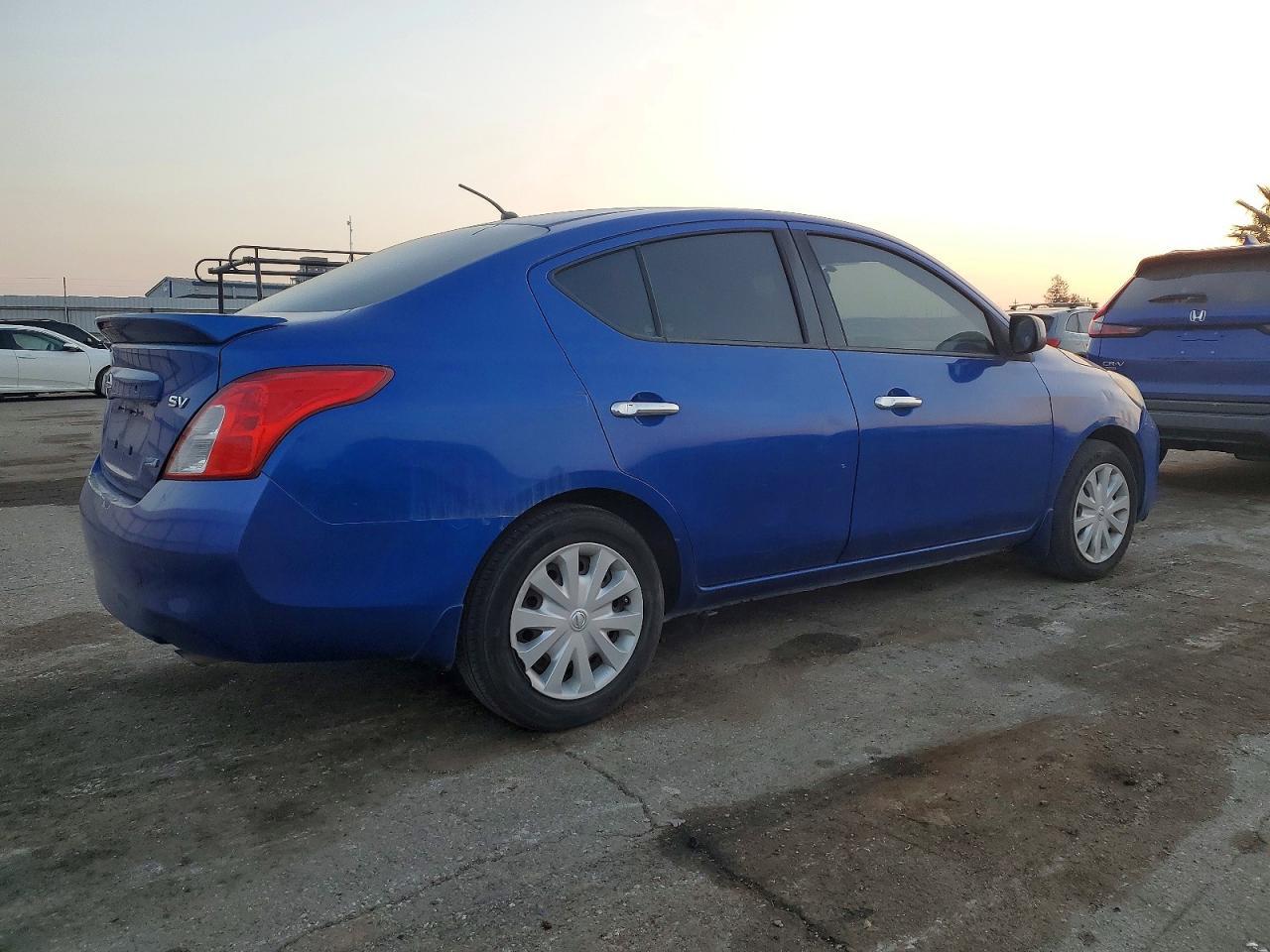2014 Nissan Versa S - Фото 3