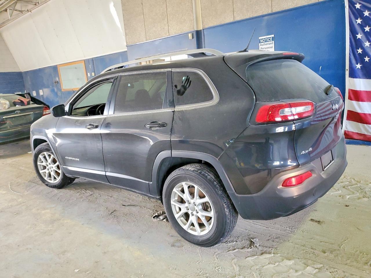 2016 Jeep Cherokee Latitude - Фото 2