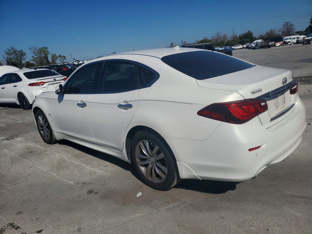 2015 Infiniti Q70 3.7 - Image 2