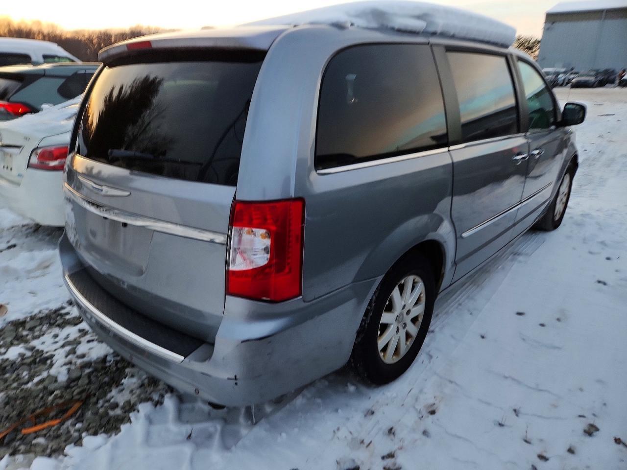 2015 Chrysler Town And C - Image 3