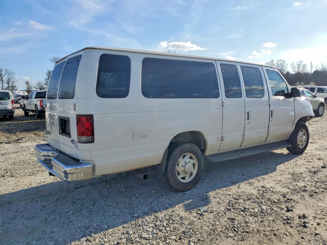 2002 Ford Econoline E350 Super Duty Wagon - Фото 3