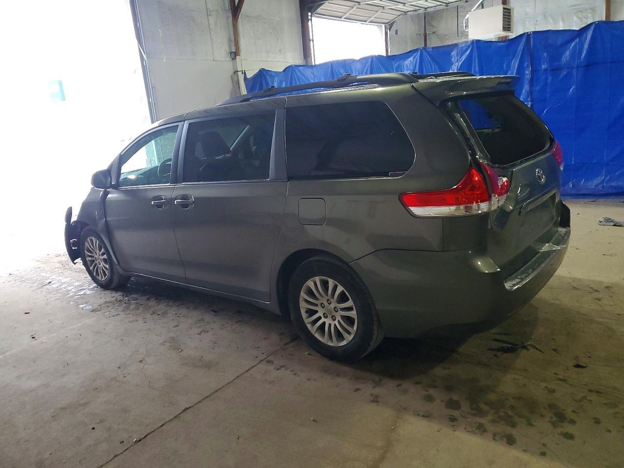 2012 Toyota Sienna Xle - Фото 2