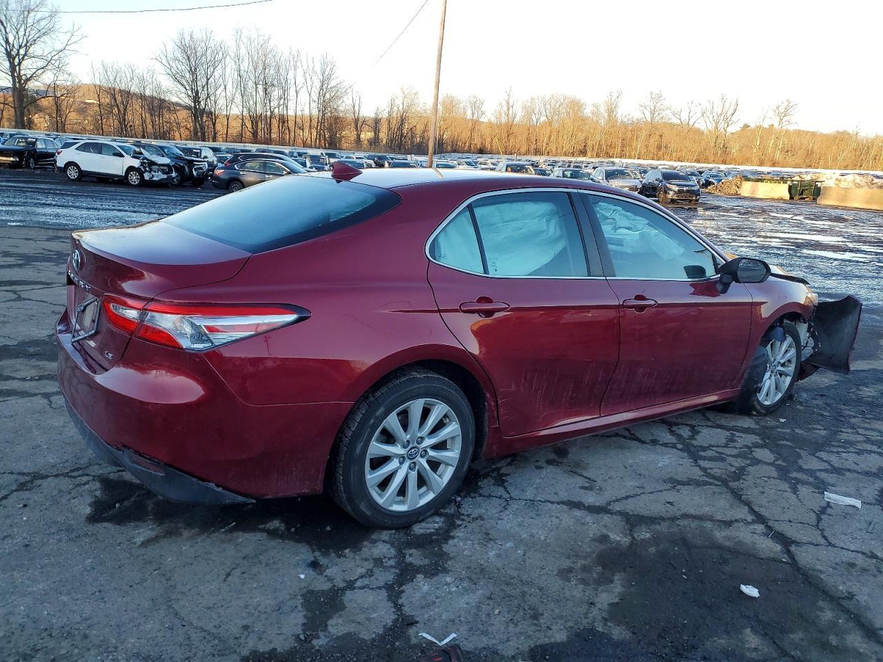 2020 Toyota Camry Le - Фото 3