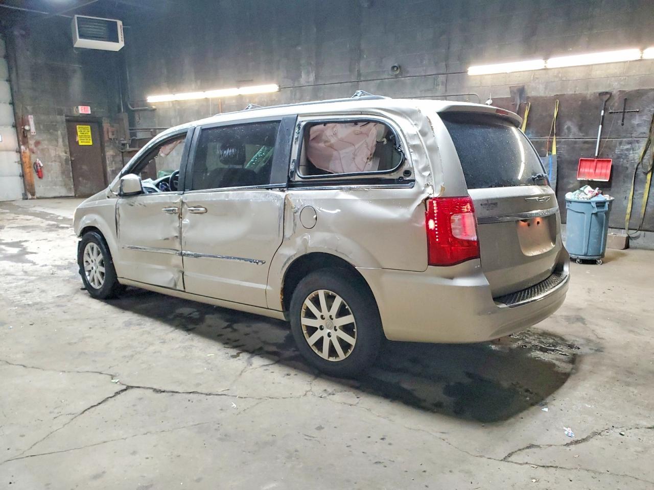 2014 Chrysler Town & Country Touring - Фото 2