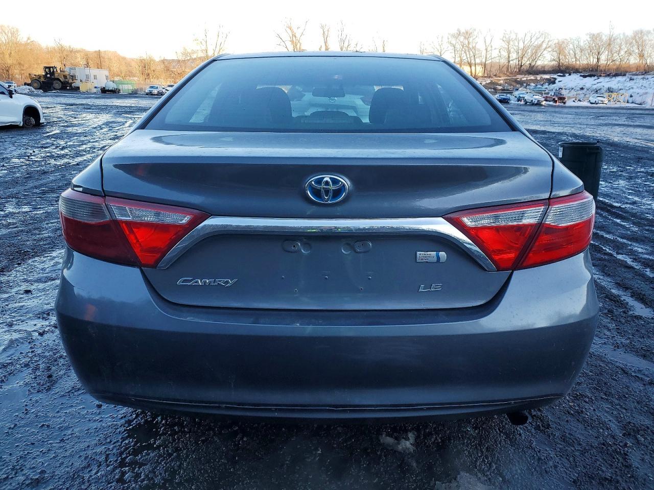2015 Toyota Camry Hybrid Le - Image 6