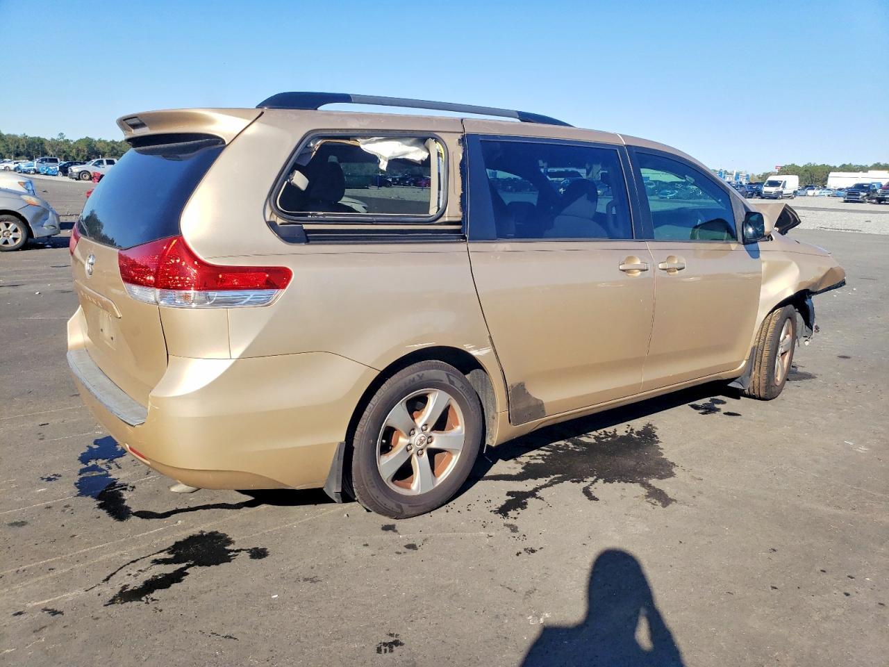 2012 Toyota Sienna Le - Image 3