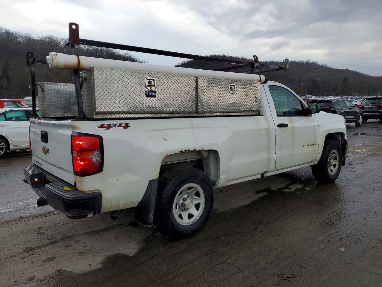 2018 Chevrolet Silverado 1500 Utility Wt 5.3L V-8 - Фото 3