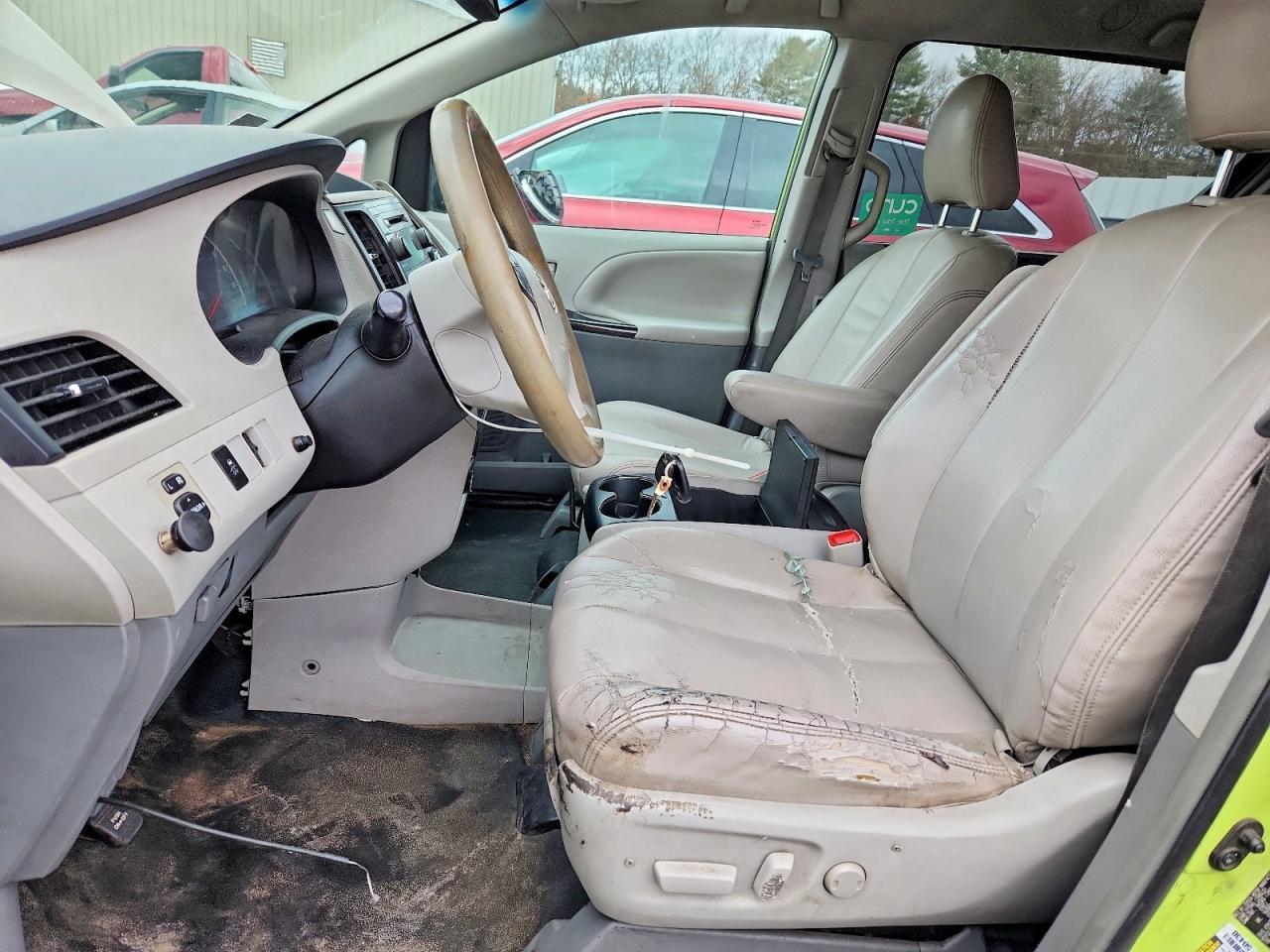 2014 Toyota Sienna Le - Image 7