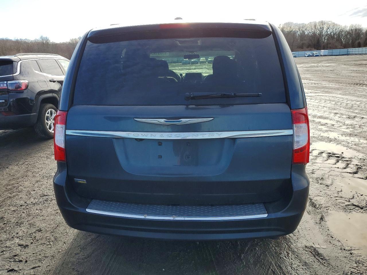 2014 Chrysler Town & Country Touring - Image 6