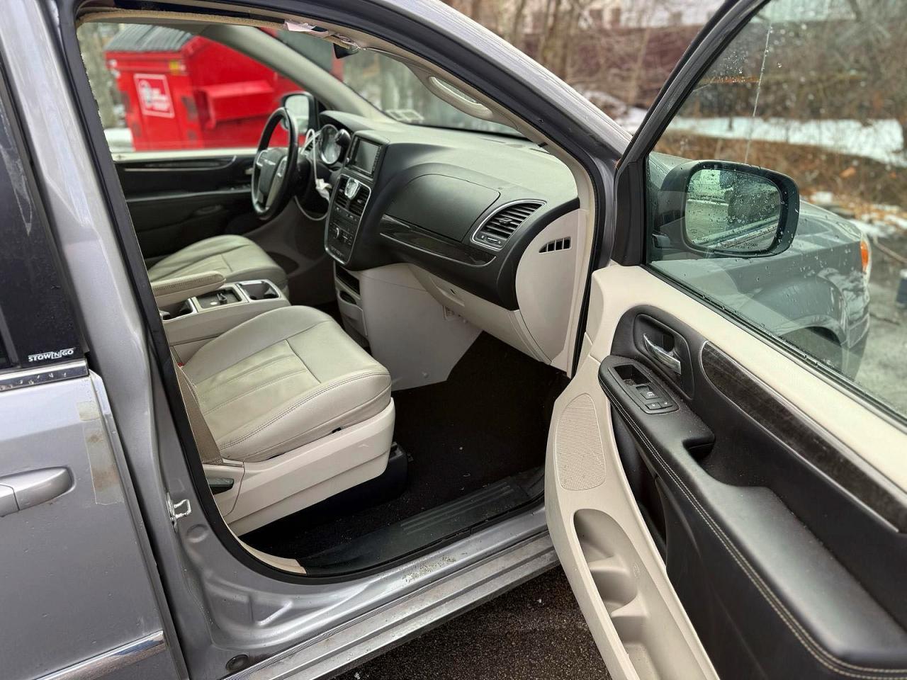 2013 Chrysler Town & Country Touring - Image 5