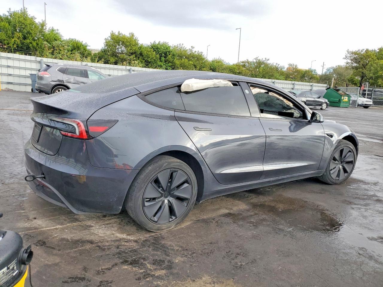 2025 Tesla Model 3 - Фото 3