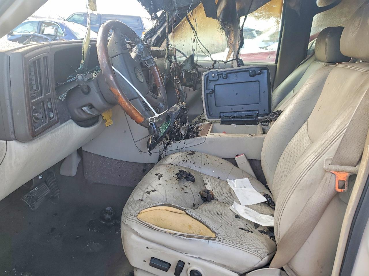 2004 Cadillac Escalade - Image 7