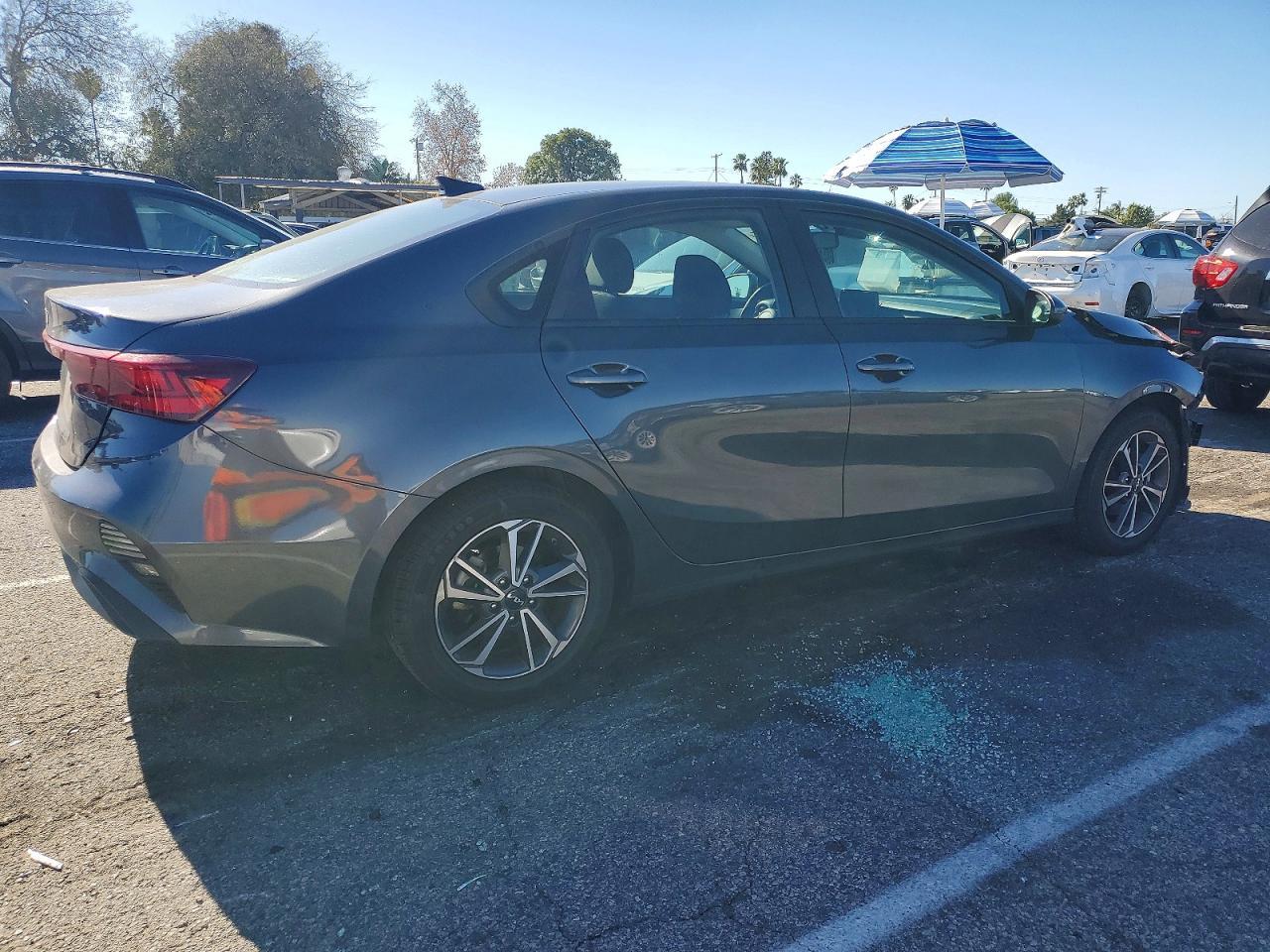 2023 Kia Forte Lxs - Image 3