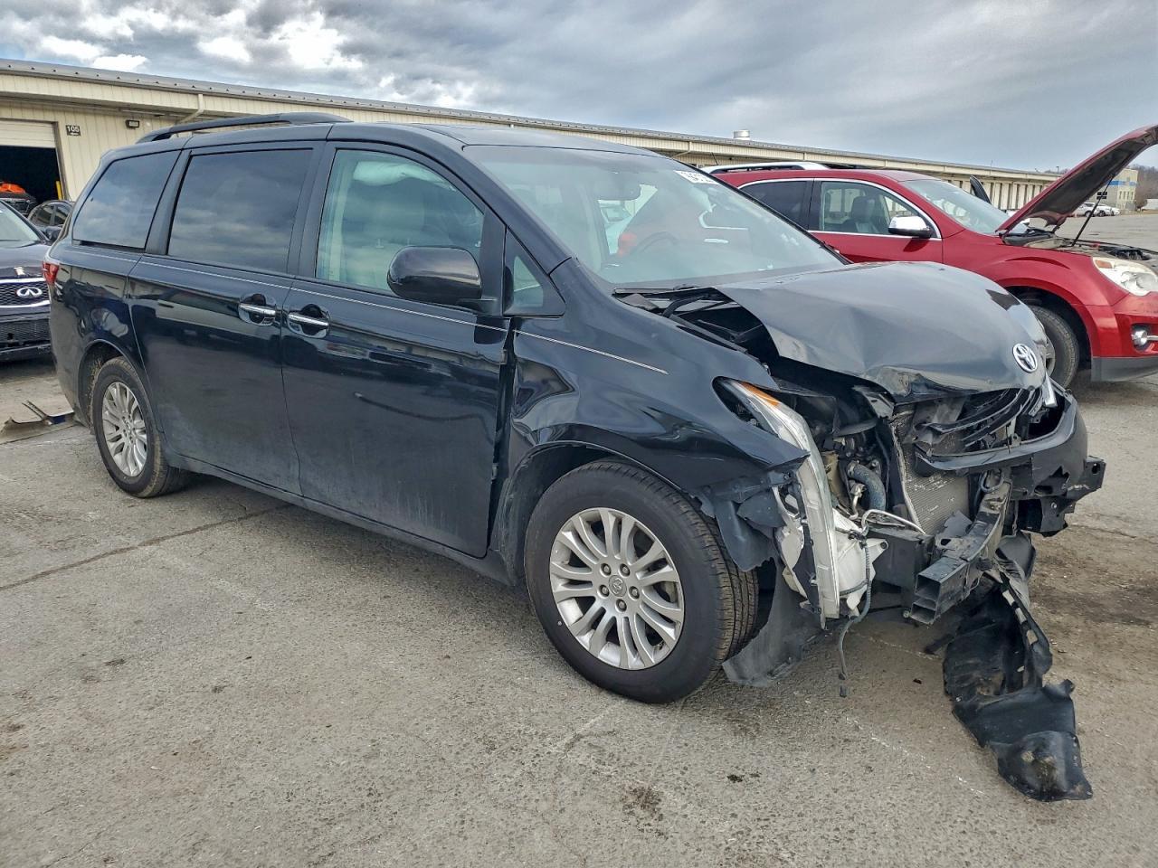 2017 Toyota Sienna Xle - Фото 4