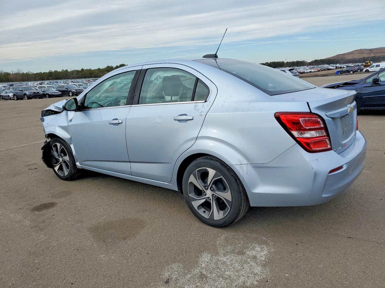 2018 Chevrolet Sonic Premier - Фото 2