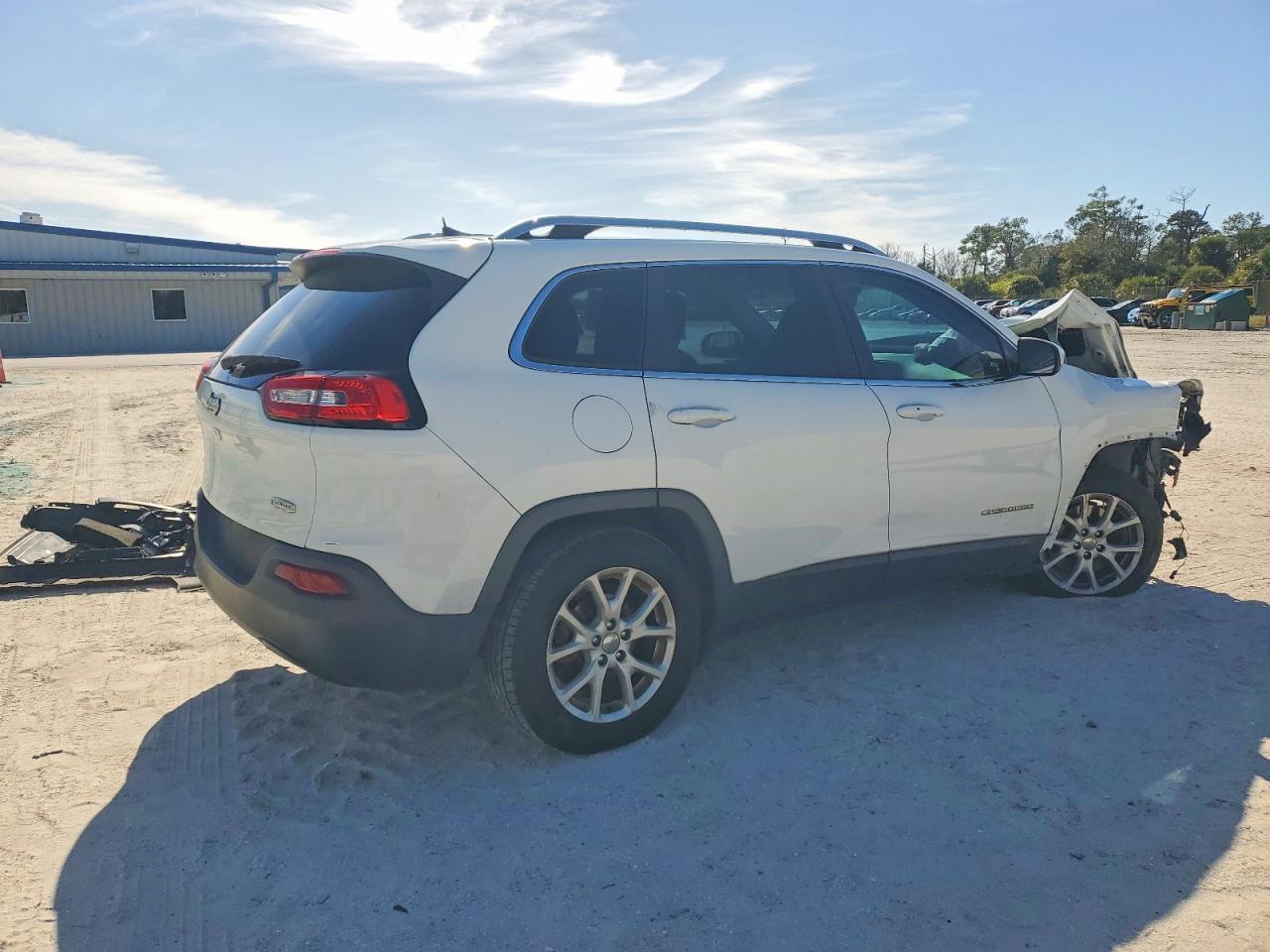 2016 Jeep Cherokee Latitude - Image 3