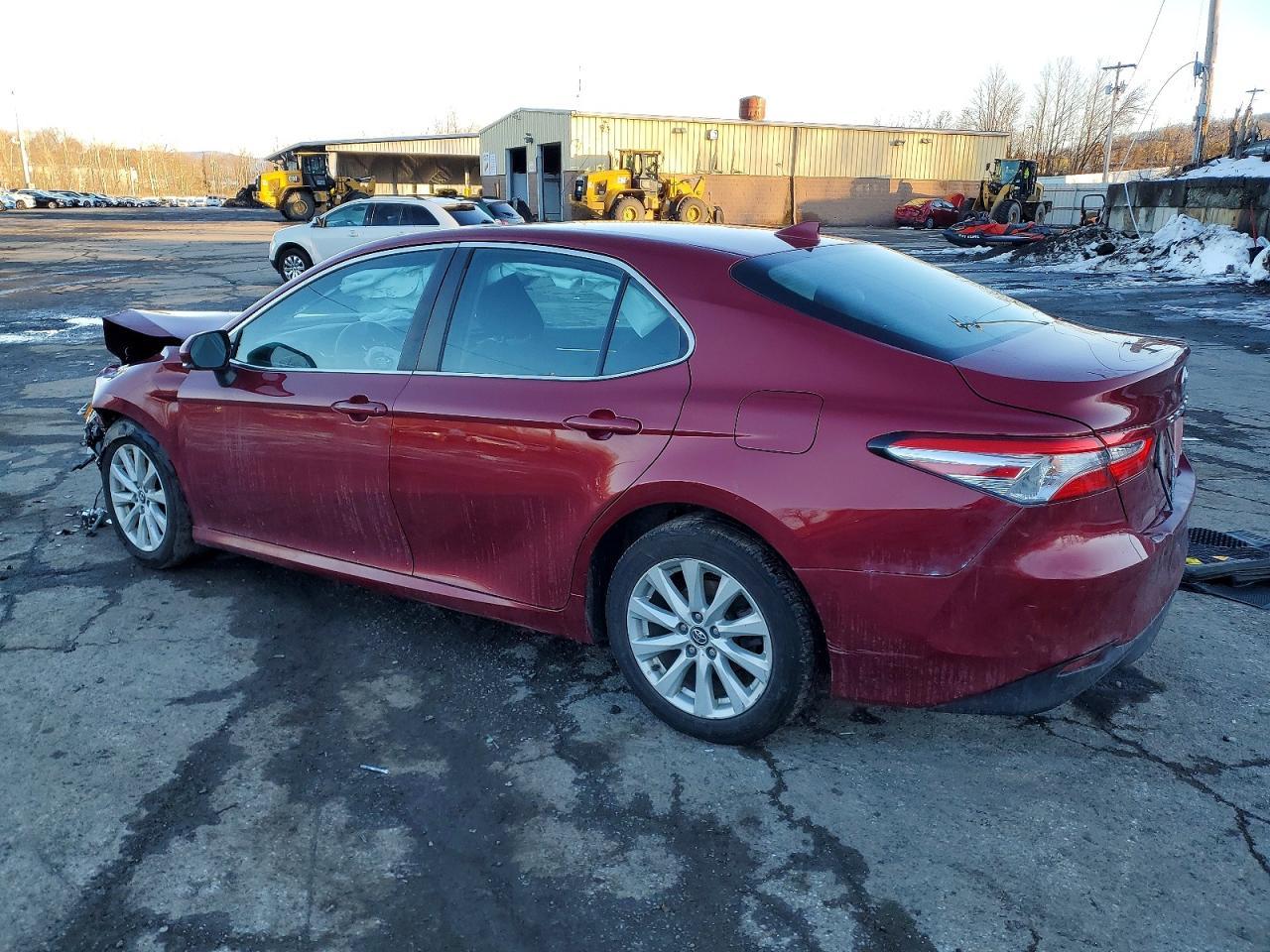 2020 Toyota Camry Le - Фото 2