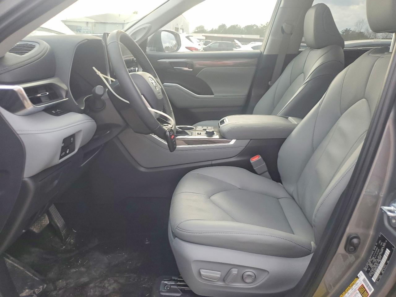2025 Toyota Highlander Le - Image 7