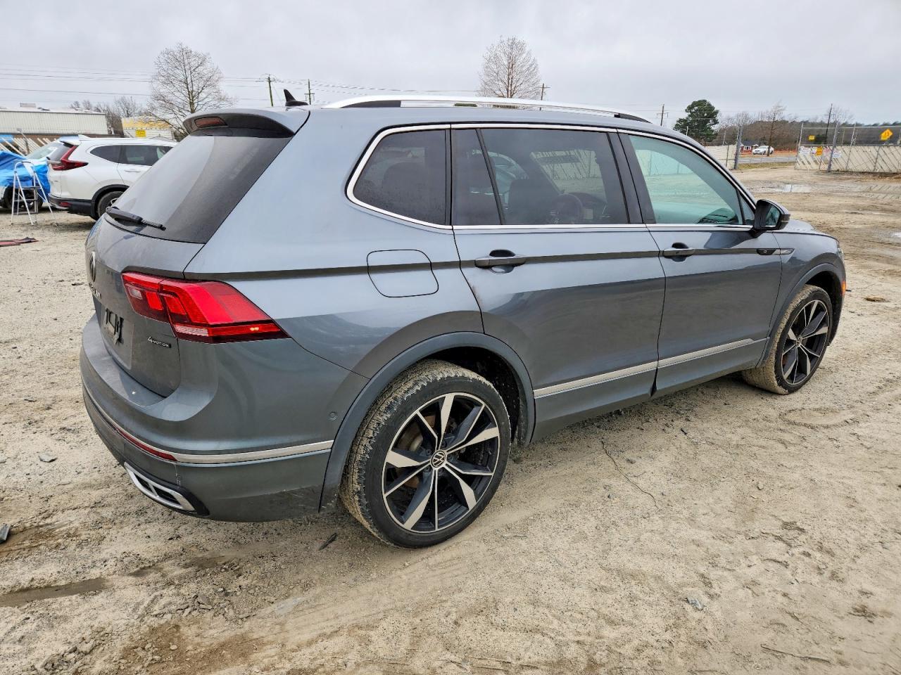2022 Volkswagen Tiguan Sel R-Line - Image 3